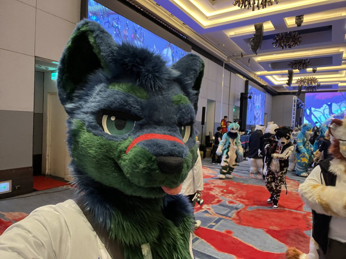 CTtheWolf's tweet image. Take a selfie~
🐾: Me!
📸: Also Me!
🪡: @KemoTianou
#FursuitEveryday