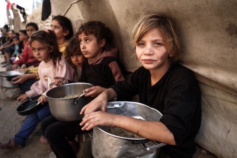 r_daniel_j's tweet image. Gaza tillhör inte staten Israel. Gaza är ockuperad mark. Ockupanten har ansvar för befolkningen, men Israels högerextrema regering svälter invånarna. Varken ord eller tafatt handling räcker. Om inte Israel bryter blockaden - då måste omvärlden överväga att göra det.