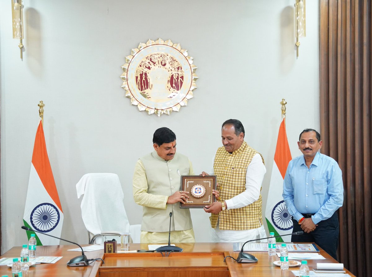 CMMadhyaPradesh's tweet image. मुख्यमंत्री डॉ. मोहन यादव ने निवास स्थित समत्व भवन में "नवांकुर सखी हरियाली यात्रा" के पोस्टर का विमोचन किया।
मध्यप्रदेश जन अभियान परिषद 24 जुलाई से प्रदेश में पांच दिवसीय नवांकुर सखी हरियाली यात्रा का आयोजन कर रही है।
@DrMohanYadav51 #CMMadhyaPradesh #MadhyaPradesh…