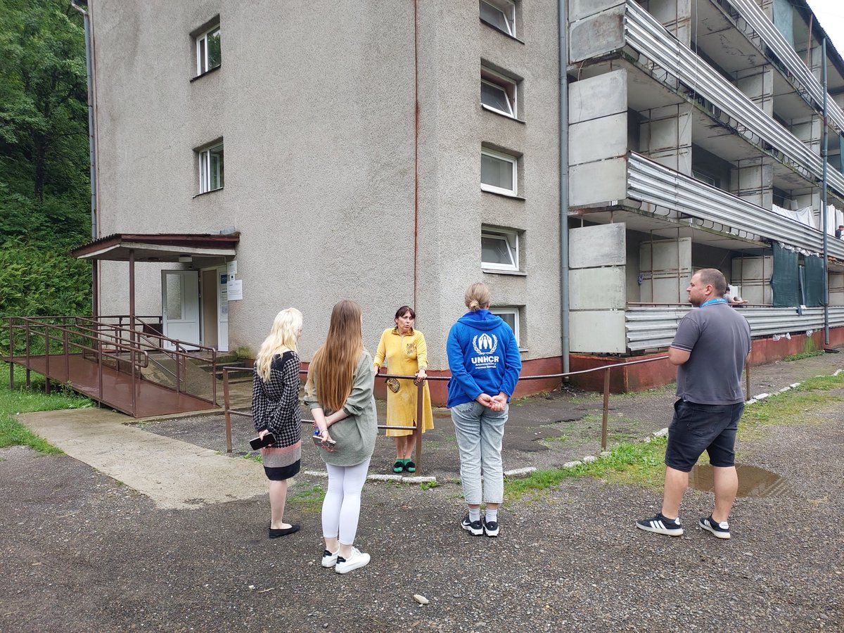 UNHCRUkraine's tweet image. 70k internally displaced people reside in collective sites across 🇺🇦.
UNHCR & partners support incl w/ repairs to improve conditions + regular visits to meet residents, hear their concerns & inform on further support.
Here, recent visit w NEEKA to sites in Zakarpattia region.