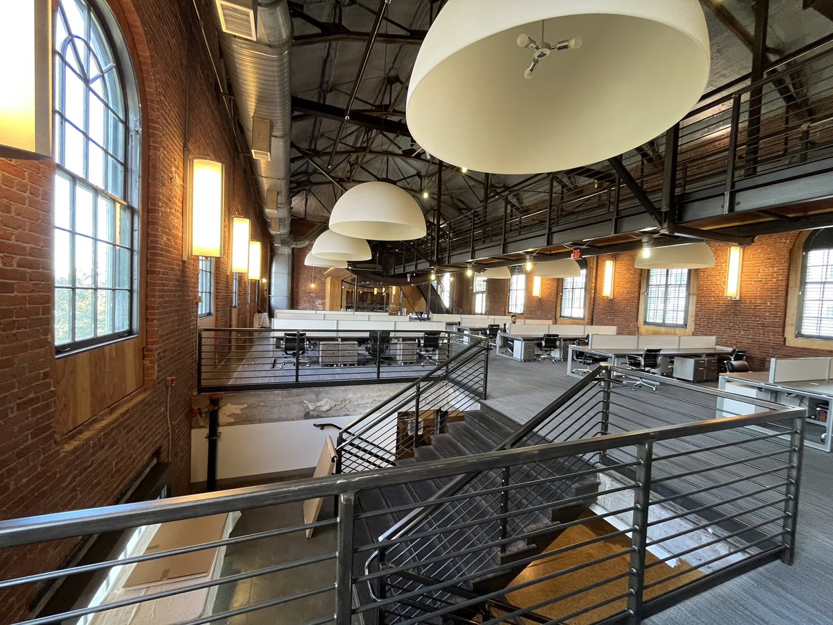 acquisizioni's tweet image. Was setting up for the @DealNav party last night and overheard one of our hosts/ new building owner on a Zoom telling his story— former marine, one of the state’s biggest luxury homebuilders ($5–60m), pivoted into commercial/self-storage/land deals.
Now he’s building a startup…