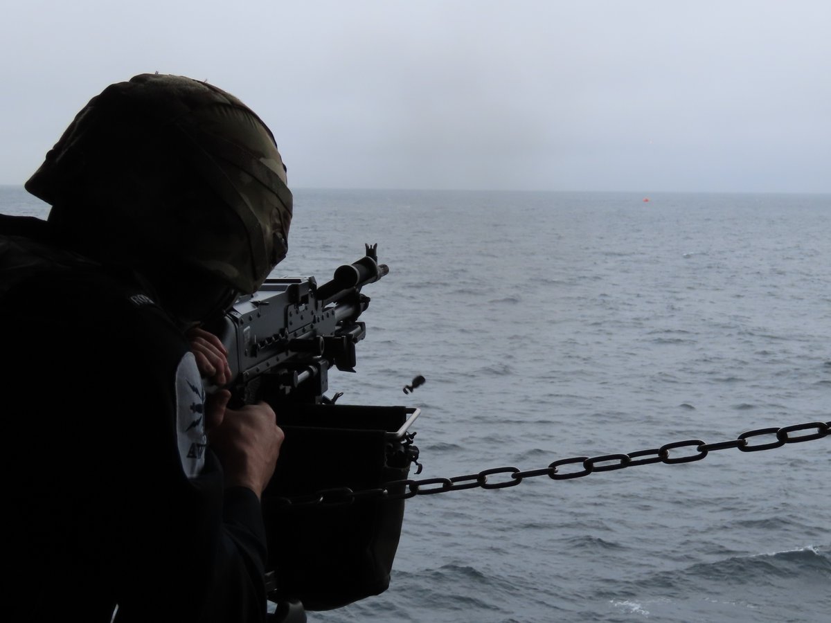 HMSQNLZ's tweet image. Back to basics.
Our GPMG teams keep their skills sharp with a gunnery serial at sea, using the famous 'killer tomato' as their target.