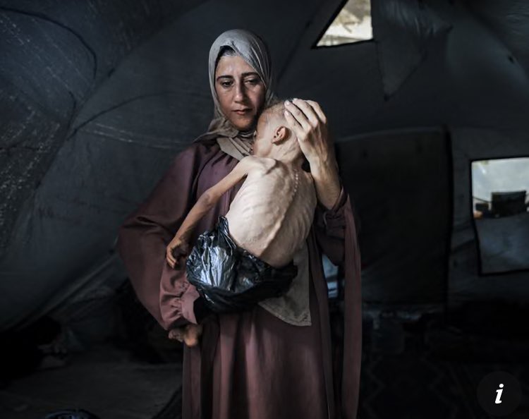 owenjonesjourno's tweet image. For every politician and journalist who supported Israel's onslaught, or stayed silent:
This photograph should haunt you for the rest of your life.
You will never scrub the shame away. No future achievement, however great, will ever erase what you helped inflict on Gaza.