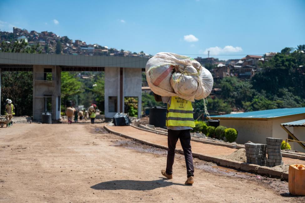 IOM_EHSA's tweet image. In #Rwanda, at the Rusizi II border, Patrick supports women cross-border traders by transporting goods that can’t go by vehicle.
His work provides a livelihood, strengthens community ties, and helps him plan for a better future.
🔗 Read more: bit.ly/40tb6Tq