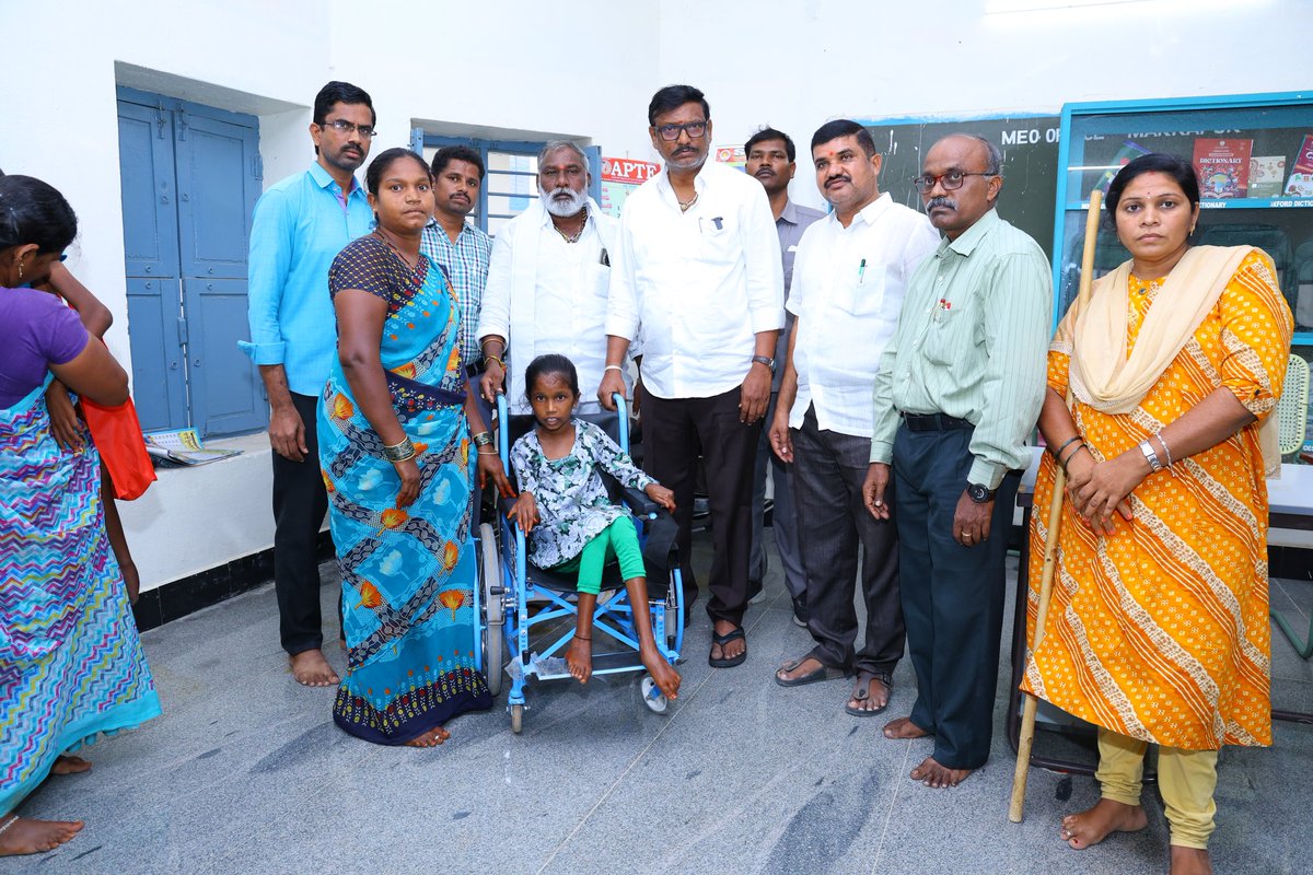 KandulaNR's tweet photo. మార్కాపురం శాసనసభ్యులు కందుల నారాయణరెడ్డి గారు మార్కాపురం పట్టణంలోని జడ్పీ బాయ్స్ హై స్కూల్ లో ఉన్న భవిత సెంటర్లో దివ్యాంగులకు ట్రై సైకిళ్లు, అందులకు పరికరాలు పంపిణీ చేశారు.
 
#physically #handcap 
#cycles #distribution 
#markapuram 
#mla 
#kandulanarayanareddy https://t.co/Xv8ElsnwWP