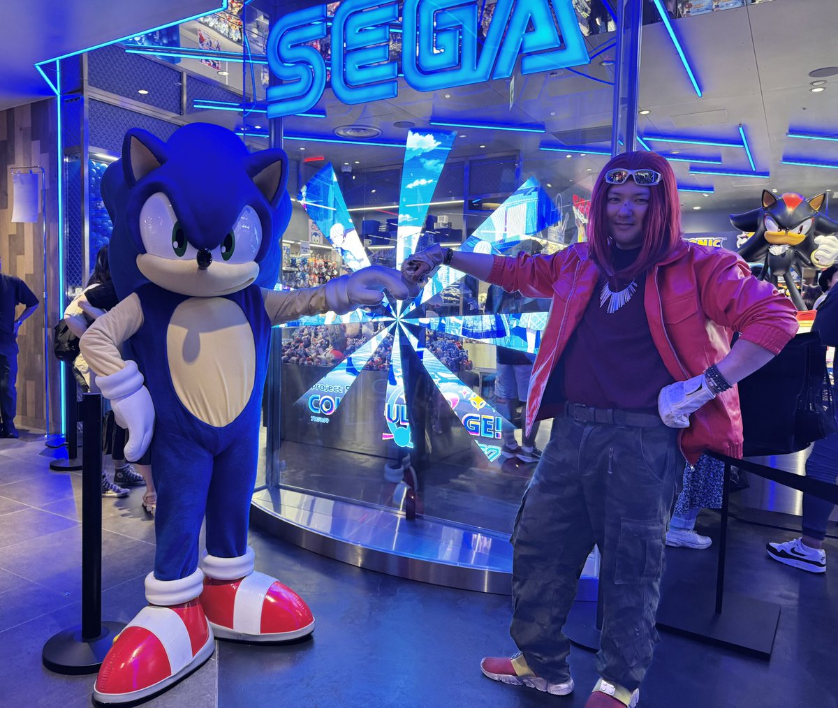 gouki_returns's tweet image. そういえば言ってなかったんだけど…!
この写真剛毅ナックルズは元々違うポーズしてたのに「おいおいナッコォズこのポーズにしようぜ」って急に拳突き出して来たの…!🦔👊
俺はソニックのそういう生意気なところに憧れて…!
今もずっと大好きなんだよ!!!!!!(クソデカ感情)