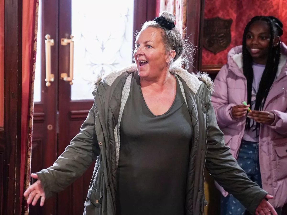 cha0slag's tweet photo. EastEnders' Lorraine Stanley stuns fans at charity event, flaunting her five-stone weight loss and celebrating five months sober! Inspiring journey to happiness and health.   https://t.co/dGns6XF8lM https://t.co/FRiVzsMncw