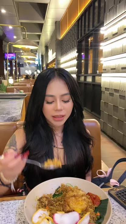 hordengnya lagi mode ditutup soalnya lagi makan sama cimoy ya, jer?