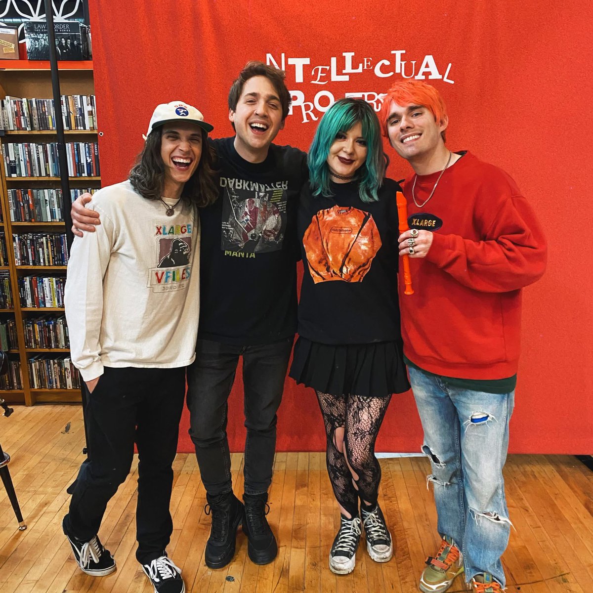 powerlesshan's tweet photo. ⋆⭒˚.⋆₊  just me and my besties ⋆₊ ⊹ . ݁ ⟡ ݁ https://t.co/8I02HJdQmX