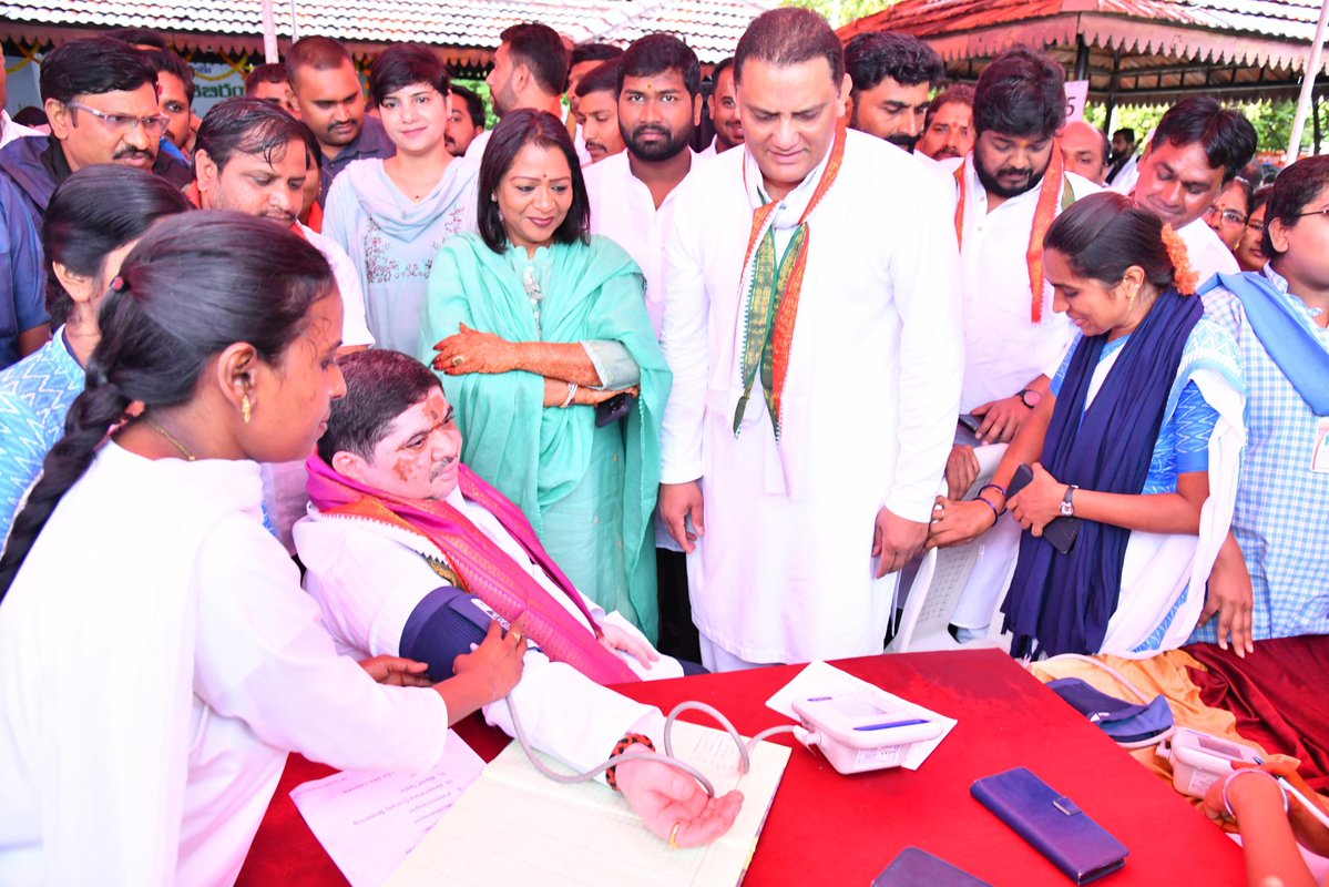 gadwalvijayainc's tweet image. Under Telangana State Government initiative, joined Minister @Ponnam_INC Garu in launching a Special medical camp at krishnakanth Park, Yousufguda, dedicated to GHMC sanitation staff, SHG women and employees. Camp provided expert doctors from various departments, advanced…