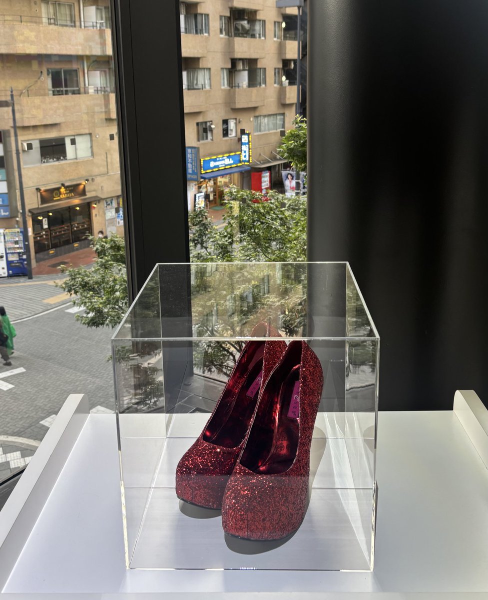 yoru__1307's tweet image. 観劇してきました👠おもしろかった〜〜
もうほんまにビジュ良すぎて終始メロついた
めちゃくちゃ嫌な奴だった!!!😮💨笑
もーーー最後のとこずるい!すき!!