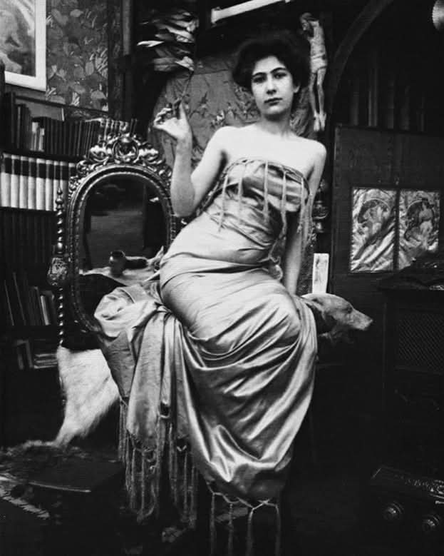 ParisAMDParis's tweet image. 馃摲 Mod猫le posant dans le studio parisien d'Alphonse Mucha.
1899. Paris
