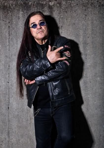 Fraduepuntozero's tweet image. Ozzy finite le riprese di The Osburne.
Foto di mio cugino.
#Ozzyosburne