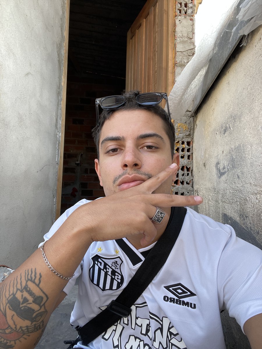 LeonardoAl64067's tweet image. Gmonad! Engage this post so @zayn4pf can see that I have the same Santos jersey as him with Charlie Brown Jr. 💜💜💜
