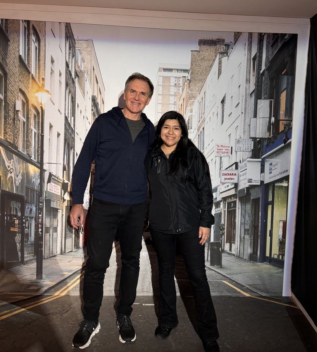 soylrodriguez's tweet image. En minutos al aire en @lanacionmusica desde Londres.
Con la ganadora Camila Agüero.
@oasis en Wembley el viernes 25/7.