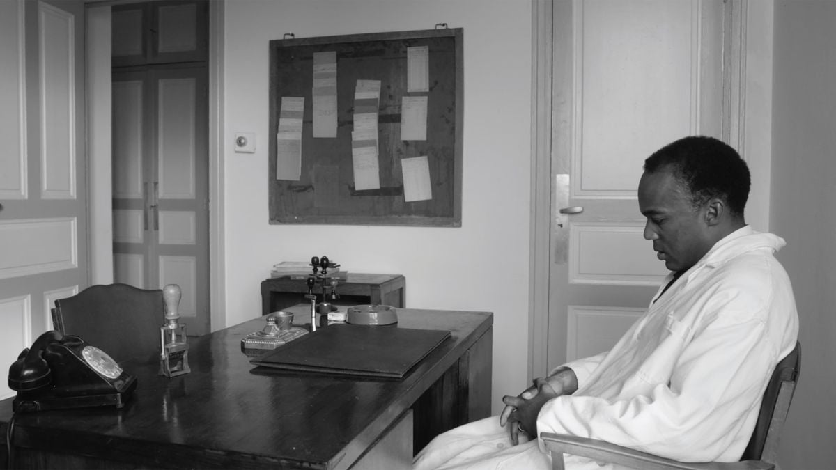 Il y a des films qui ne cherchent pas à raconter une histoire, mais à délier des strates enfouies, à fissurer le langage des apparences pour mieux en exhumer les murmures. Le "Fanon" d'Abdenour Zahzah ne s’installe pas dans le récit, il s’installe dans le trouble. Il ne donne pas