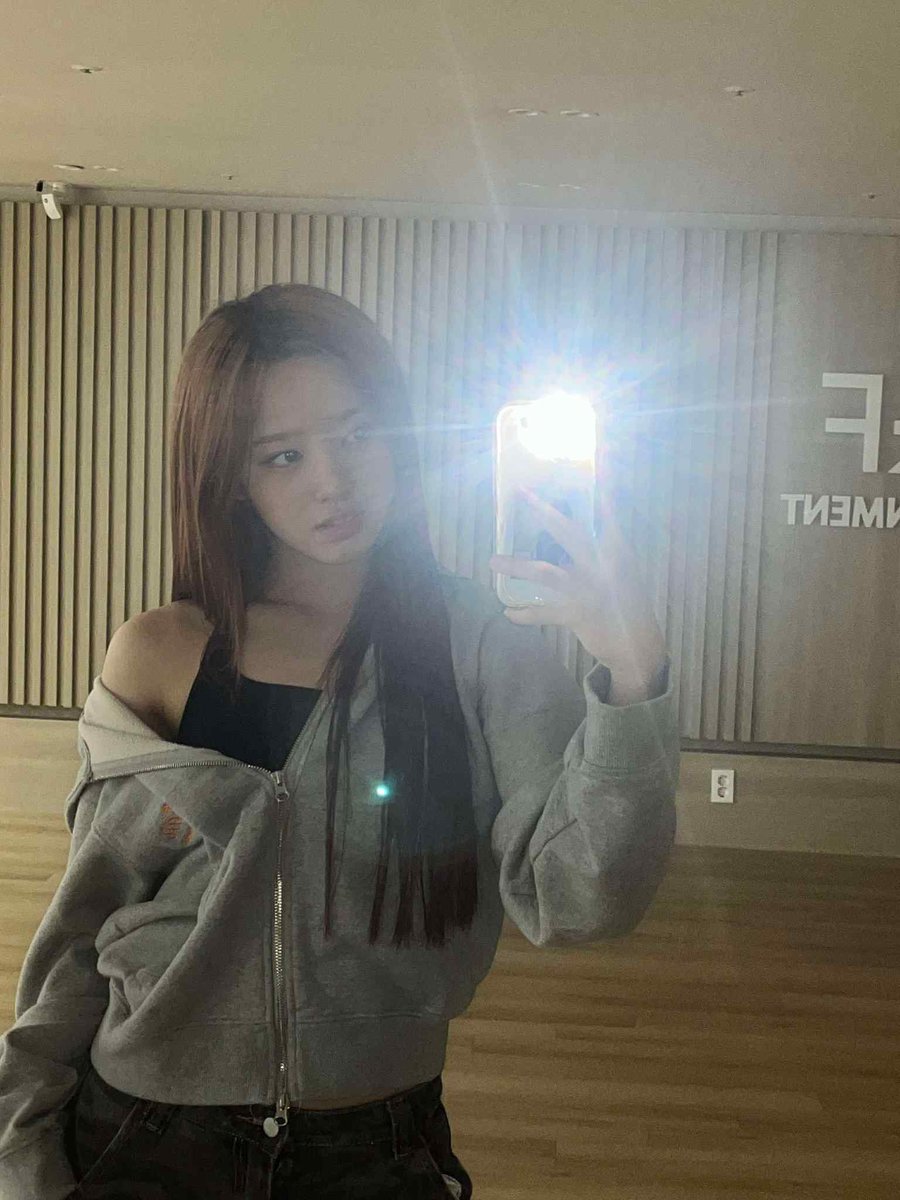 love02078's tweet photo. 2025.7.23 
🩶UNIS ELISIA weverse upload🩶
🐰: La la la la la lovely day~🐇🎶 
#UNIS #ELISIA #유니스 #엘리시아 https://t.co/494KzPDIWG