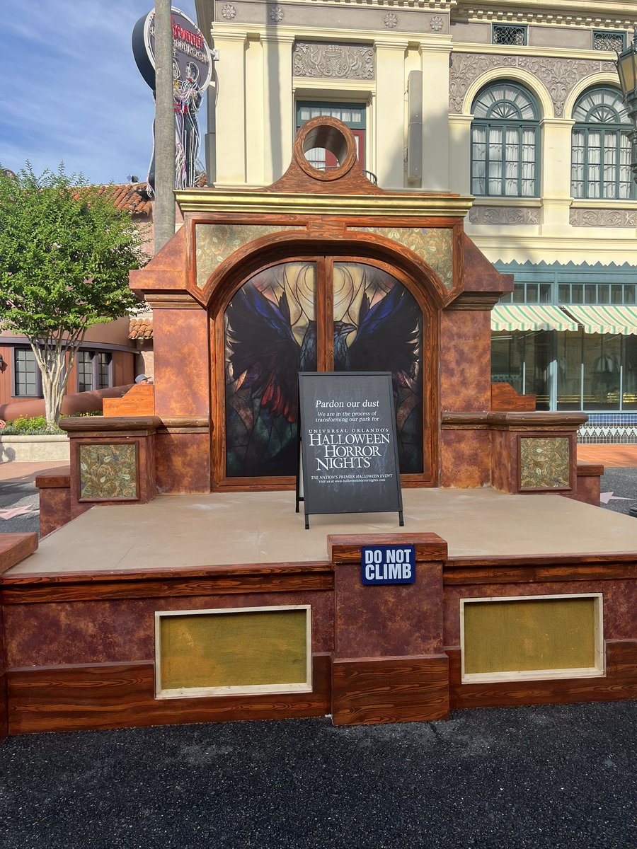SpeculationMatt's tweet image. Here’s a closer look at the new @HorrorNightsORL stage in Hollywood! #HHN34 #HHN