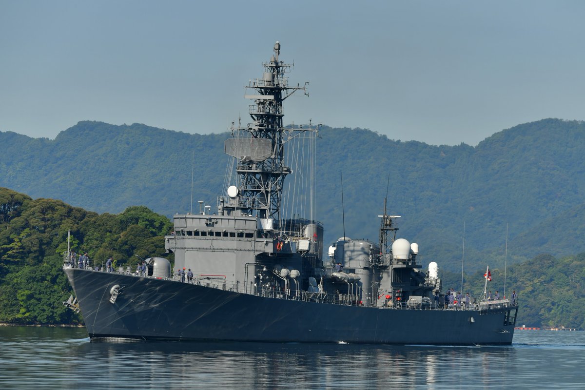 Glorious_mist's tweet image. 第12護衛隊の護衛艦とね
が舞鶴に入港しました。
早朝の入港ということで、水面がまだ穏やかで
船にきらきらと光が反射していました。