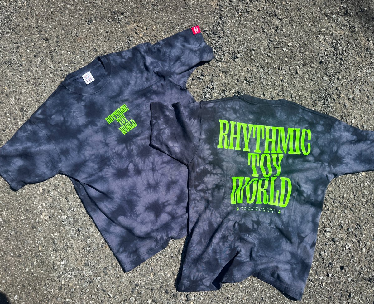 R_Toy_World's tweet image. Rhythmic Toy World
🔥夏フェスグッズ情報🔥
7月26日(土)開催の「MURO FESTIVAL 2025」にて
"フェス限定Tシャツ"販売!
夏らしい鮮やかな緑とタイダイが特徴の限定T‼️
価格:¥5,000
サイズ展開:L,XL,XXL
📢当日は12時頃より物販開始予定
※当日改めてアナウンス