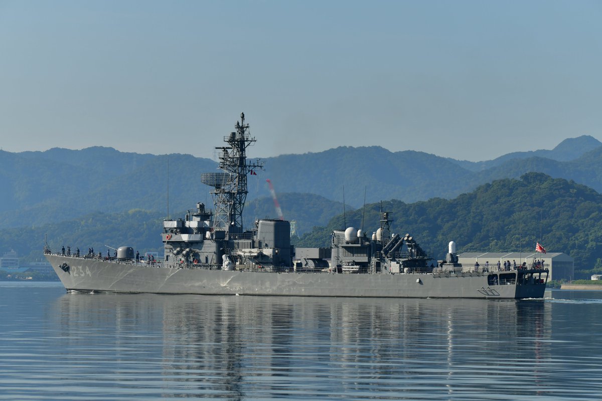 Glorious_mist's tweet image. 第12護衛隊の護衛艦とね
が舞鶴に入港しました。
早朝の入港ということで、水面がまだ穏やかで
船にきらきらと光が反射していました。