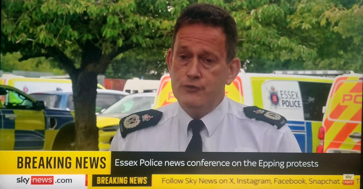 InspGadgetBlogs's tweet image. 'I'm not going to apologise, and I'm not going to resign because some politicians demand it. We will not tolerate people smashing up police vans and assaulting officers' 👏 #eppingprotest