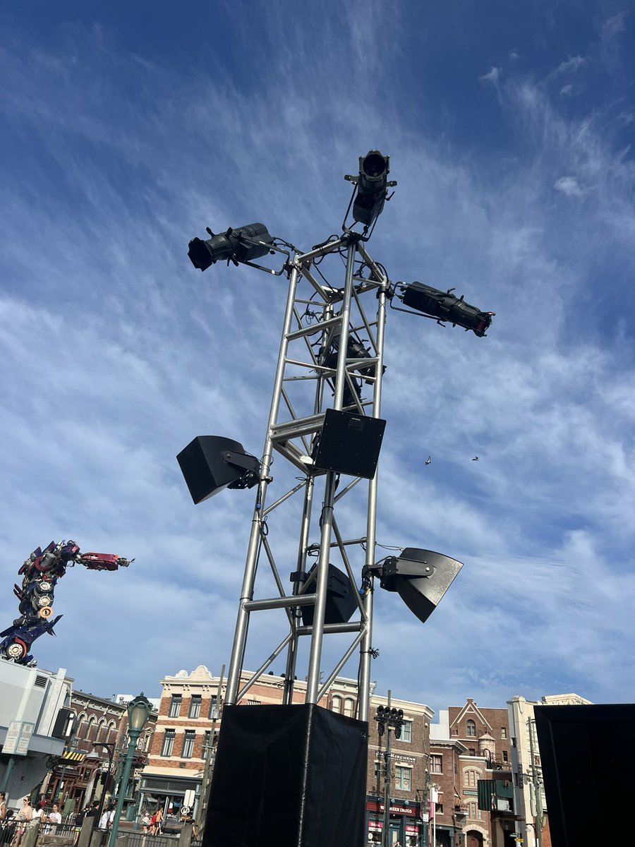 SpeculationMatt's tweet image. Speakers have been added to the lighting rigs in Battery Park! #HHN34 #HHN