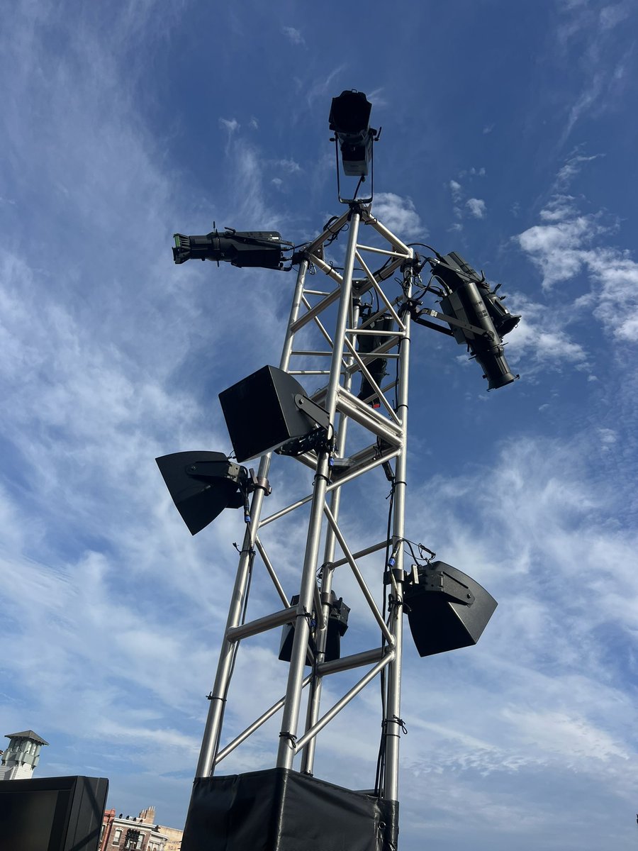 SpeculationMatt's tweet image. Speakers have been added to the lighting rigs in Battery Park! #HHN34 #HHN