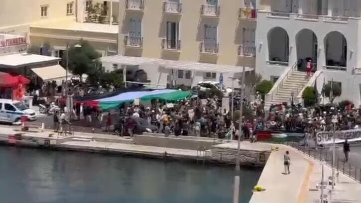 failosK's tweet image. Αριστερά περιπολικό της Αστυνομίας παρακολουθεί στην Σύρο την διατάραξη συγκοινωνιών, παράνομη κατακράτηση των επιβατών και την παραβίαση του ρατσιστικού νόμου. Προφανώς με εντολή άνωθεν. Από ποιόν;