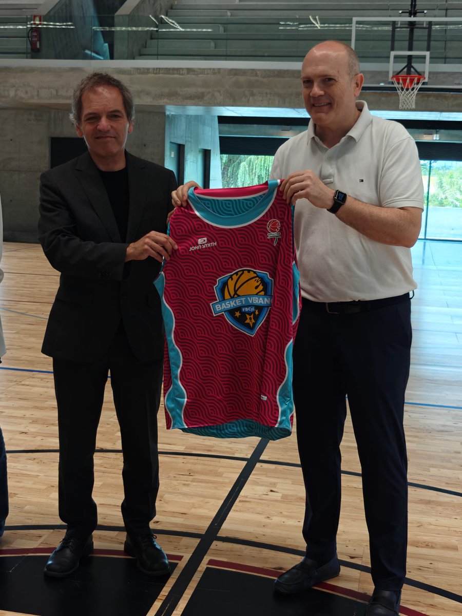 FBCyL's tweet image. 🤝 Visita institucional en el Campus de Aveiro del rector Paulo Jorge Ferreira de @UnivAveiro 🏀✨🇵🇹
Agradecer a la Universidad de Aveiro realizar nuestros campus de verano en sus instalaciones 🤜🤛