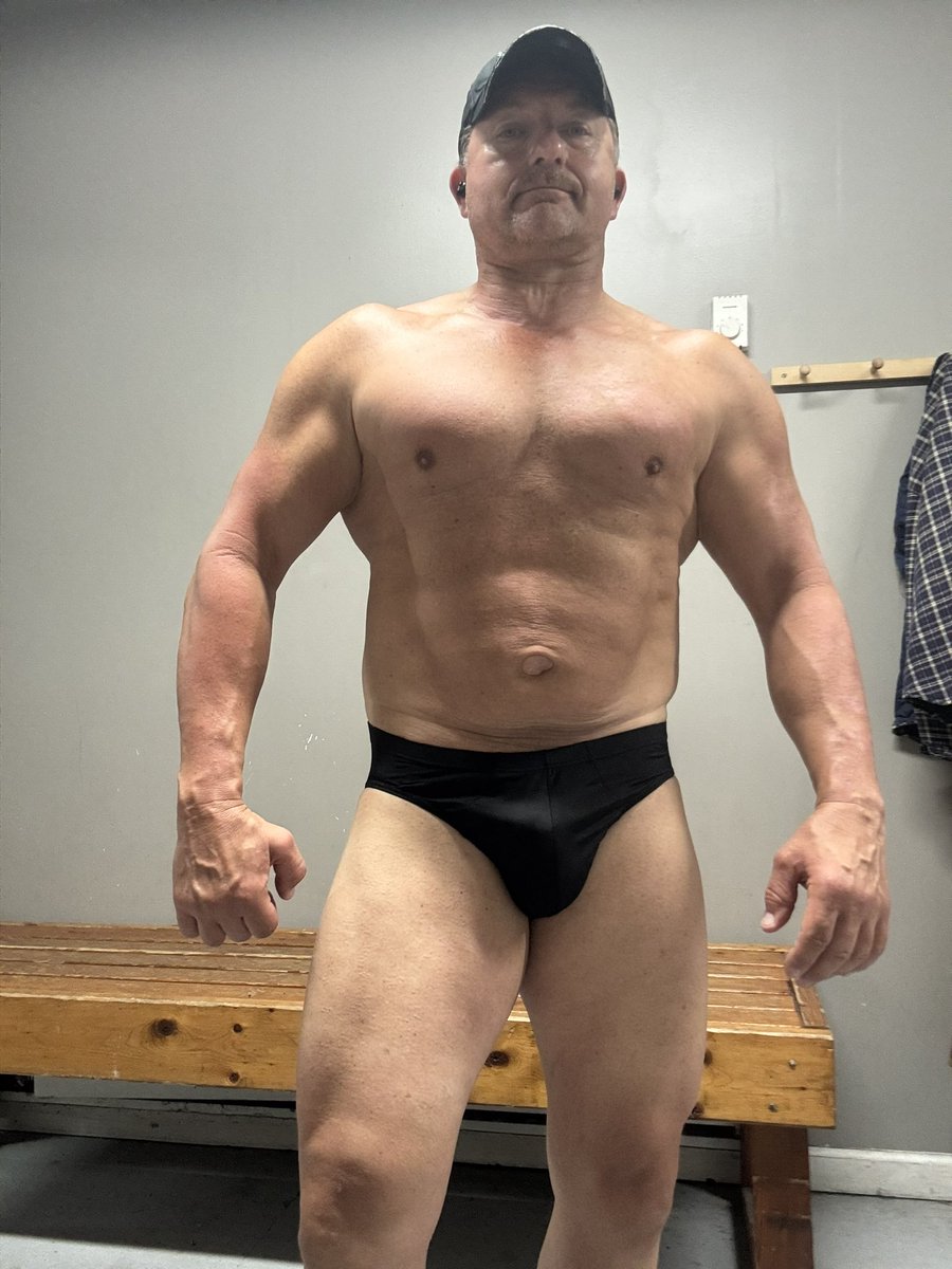 Russell_Writer's tweet image. Midweek flexing…😏💪🍗🔥🦍🥵 #bodybuilding #liftingheavyshit #muscle #training #allgains #swole #humpdaymotivation #beastmode #shirtless #beefcake #writerslife