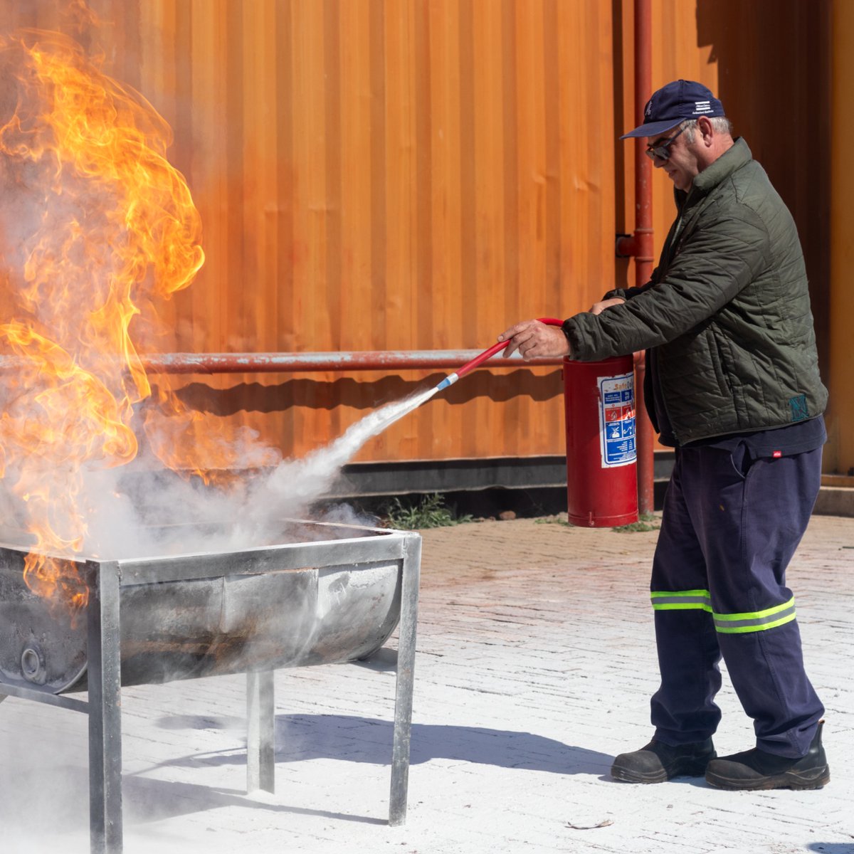 0861EMCARE's tweet image. 🔥 Learn to act fast in a fire emergency.
Our Basic Fire Fighting course at EMCARE Polokwane teaches essential skills—from using extinguishers to understanding fire behaviour.
📍 Book now: zurl.co/Vbaf7 
#FireSafety #EMCARE #BasicFireFighting #Polokwane