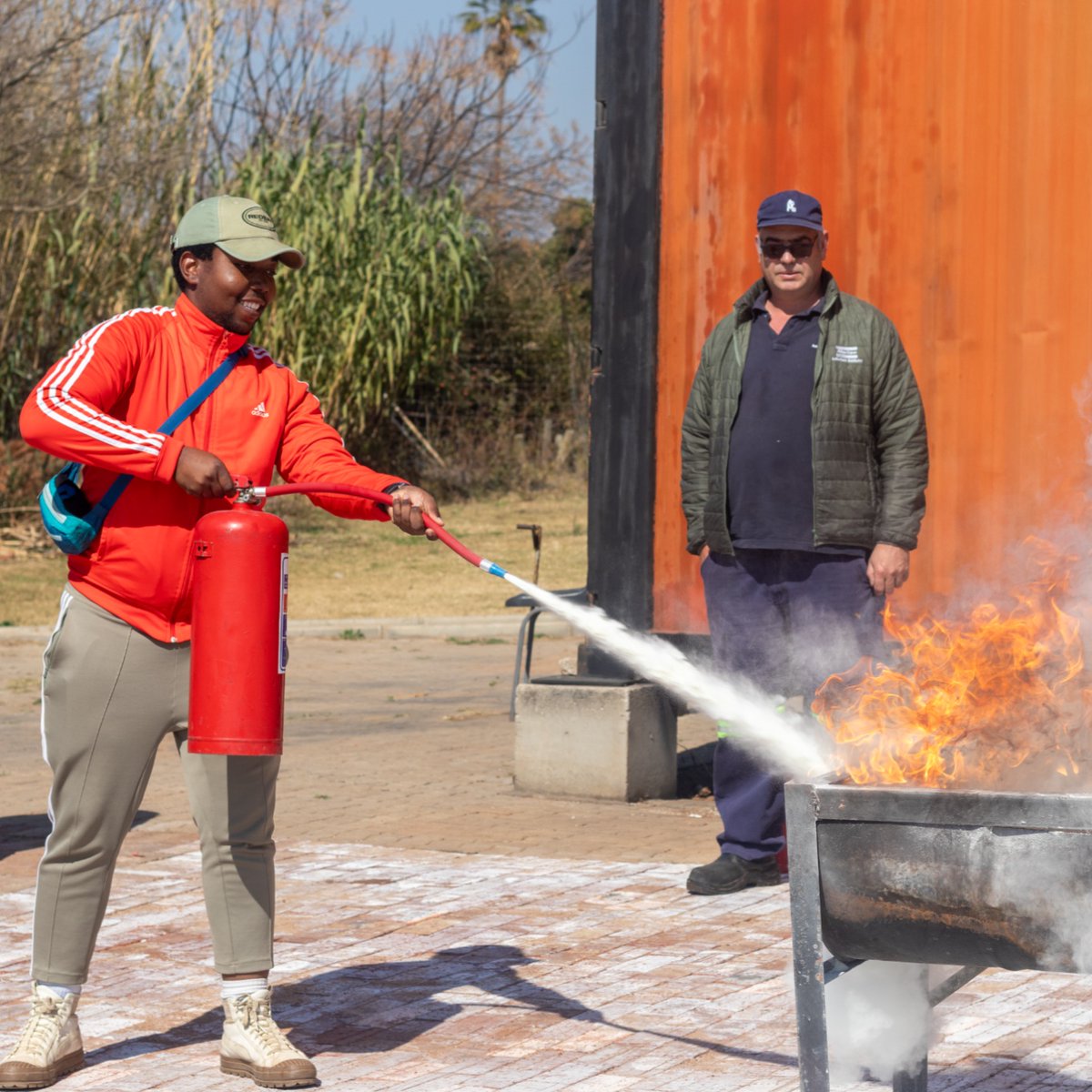 0861EMCARE's tweet image. 🔥 Learn to act fast in a fire emergency.
Our Basic Fire Fighting course at EMCARE Polokwane teaches essential skills—from using extinguishers to understanding fire behaviour.
📍 Book now: zurl.co/Vbaf7 
#FireSafety #EMCARE #BasicFireFighting #Polokwane