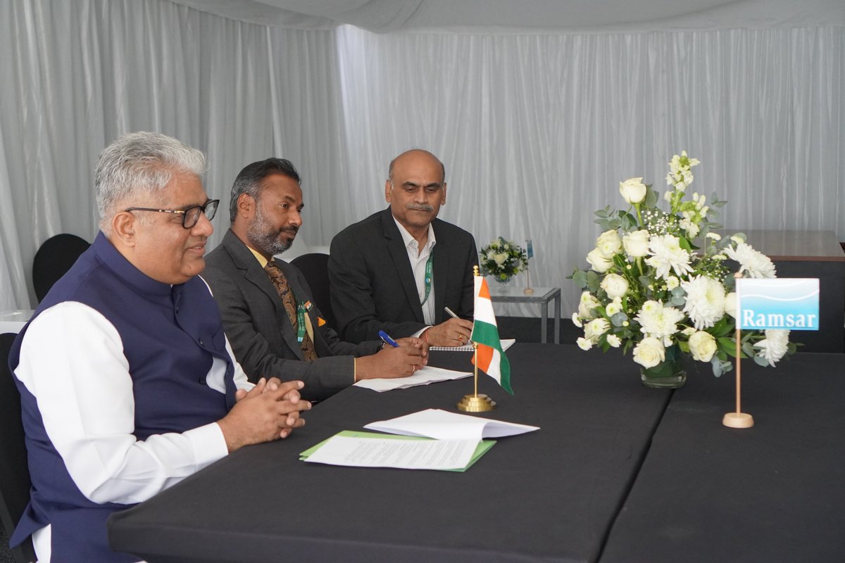 RamsarConv's tweet image. The Minister for Environment, Forest & Climate Change of the Government of India, @byadavbjp, is in Zimbabwe for the #WetlandsCOP15.
While at the venue of the #RamsarCOP15, he met with the Secretary General for a bilateral discussion focused on wetland conservation in India.