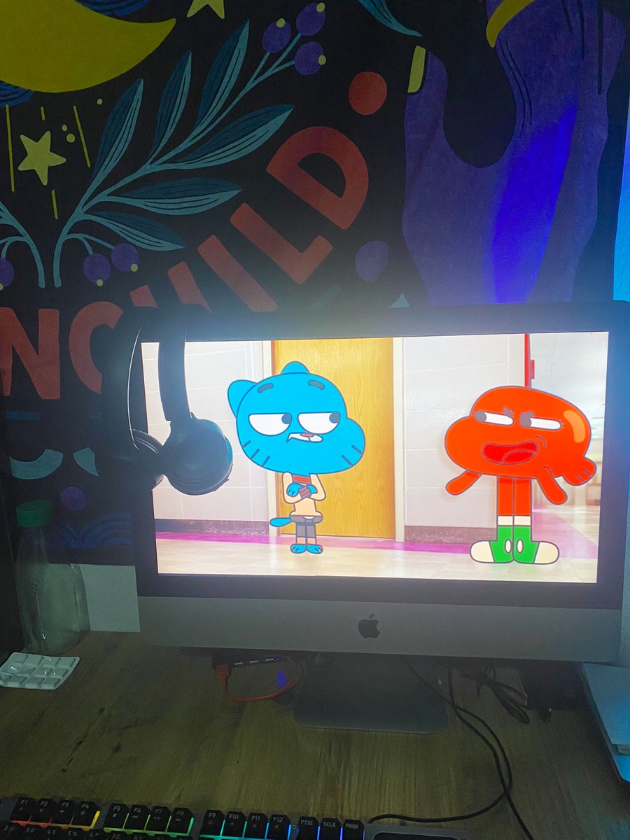 Dolapta kola arıyorum ve Umut çizgi filmi klima sıkılmasın diye açmış