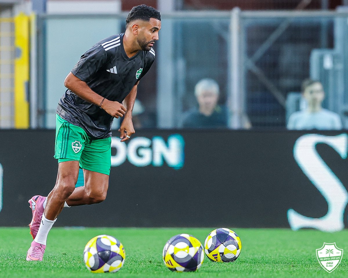 ALAHLI_FC's tweet image. 📸 | لقطات من عملية الإحماء
#الأهلي_كومو
#صيف_بطل_النخبة