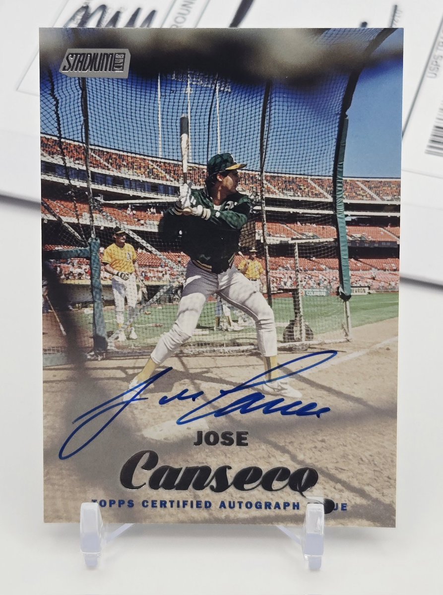 Ang_USL's tweet image. This card is badass. I can't think of another way to describe it. It checks just about all the boxes for me. 🔥
#thehobby #mailday