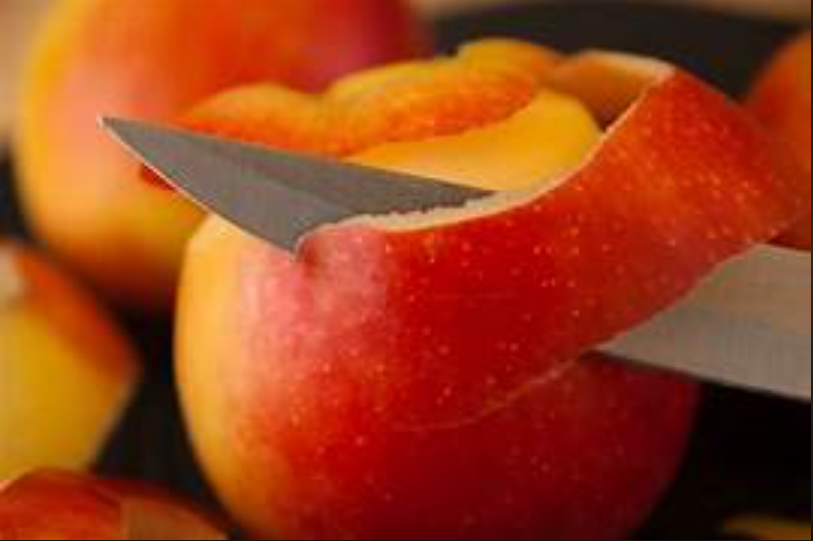 Dans le contexte actuel, il n'est peut-être pas superflu de rappeler que chaque fois que c'est possible (pommes, poires, concombres etc) il faut peler... dans le cas contraire, on lave soigneusement avant de consommer