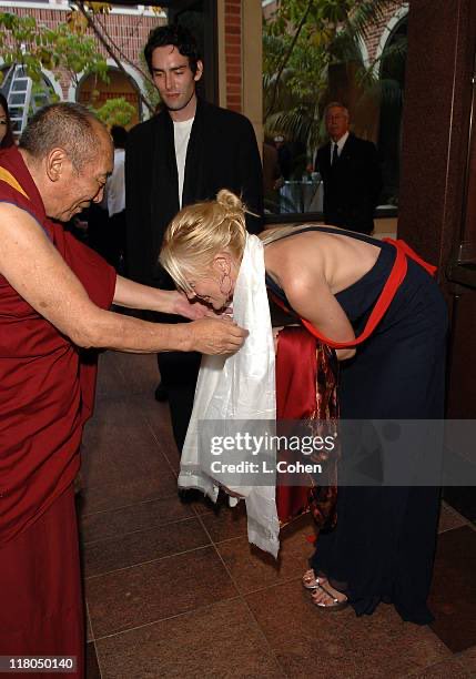 他歌颂达赖什么？达赖的恋童癖好？
达赖是西方左疯常年炮制包装的一个宗教骗子
可能许多人并不知道达赖虽是和尚，但他可以吃荤的
如果达赖上了爱泼斯坦的名单，我都不会惊奇, 他与众多好赖污女星的长期暧昧
达赖的智商并不高，在西方主流社会混了这么久，至今他的英语发音居然还带有浓浓的印度咖喱味