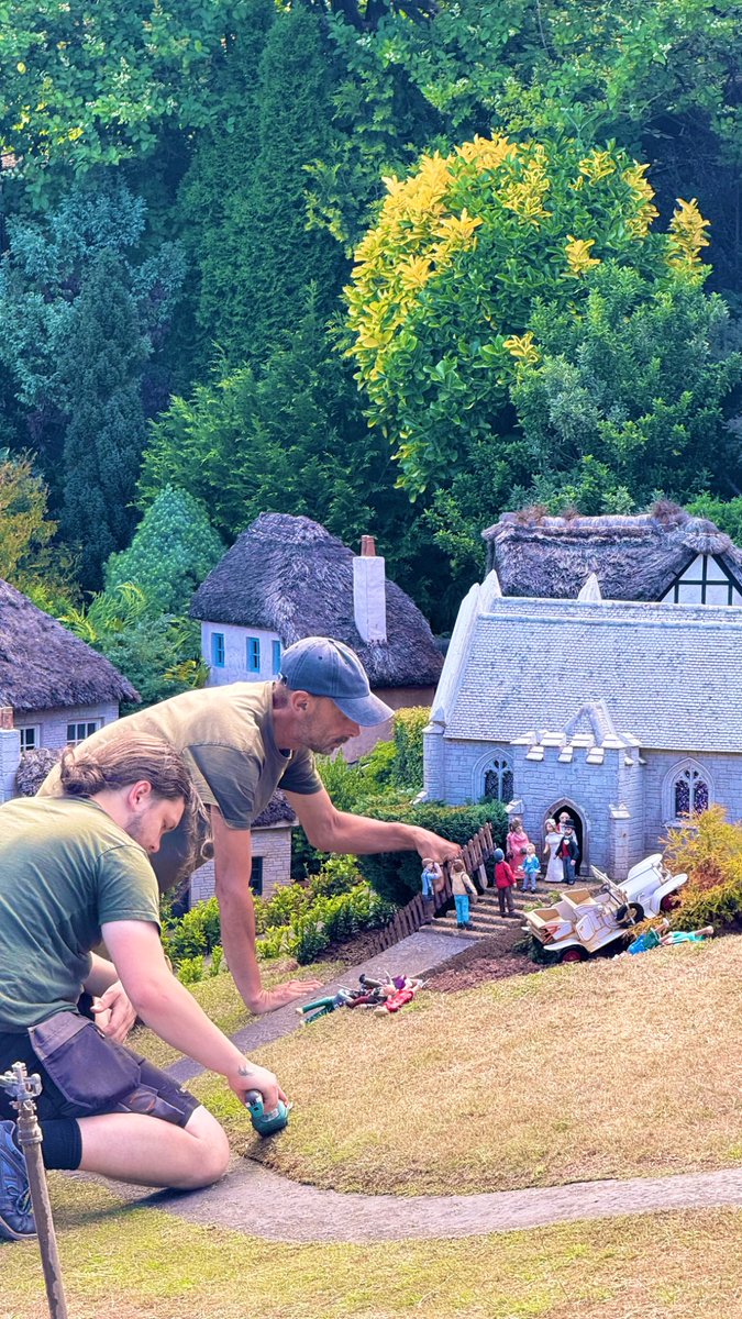 Chaos erupts at Mockington as our giant gardeners gatecrash the wedding party! 💒👰‍♀️🤵

model-village.co.uk

#miniature #modelvillage #devon