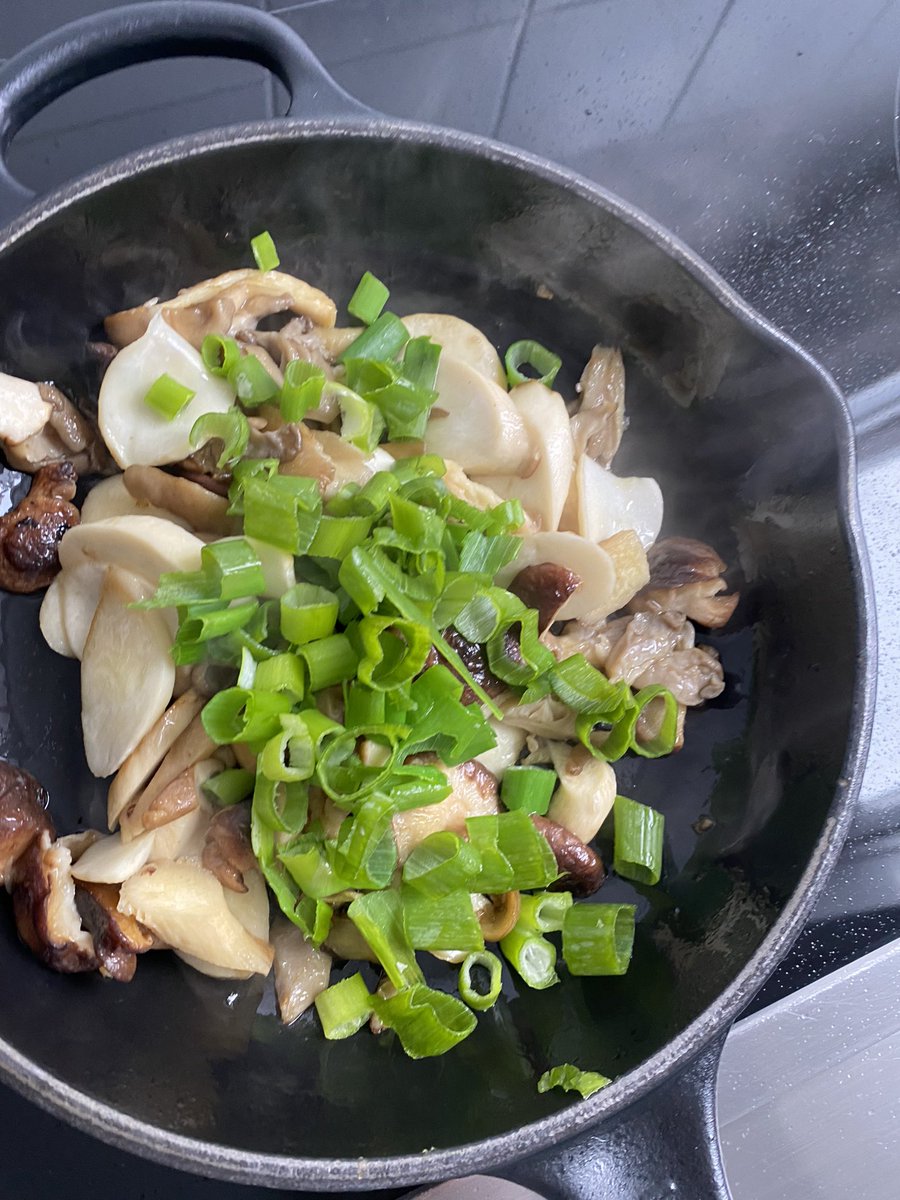 Thorsten_Runge_'s tweet image. Frühstück - 19.13 Uhr.
Heute gab es Pilzpfanne:
Kräuterseitlinge, Austernpilze, Shiitake und Lauchzwiebeln trafen auf Karotten und aromatisierten Basmatireis.
#MECFS #KochenFuerSichSelber