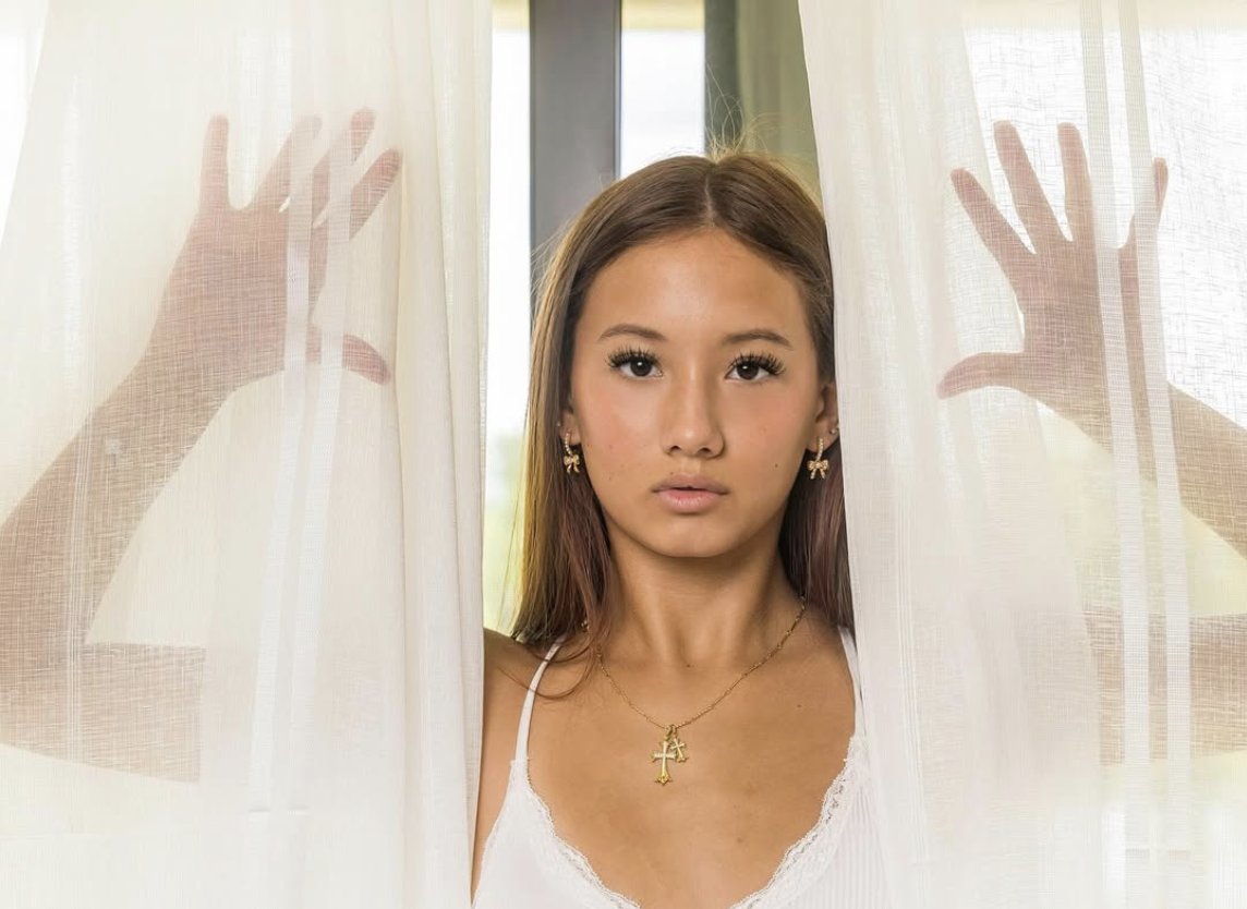 A photo from a shoot I did with Chris Henrikson Photography that I thought you would like. It was cool to use a curtain as a prop to help frame my face. Should I do another photoshoot like this? 

brandarmy.com/u/_alessandral…

#Curtain #Photoshoot