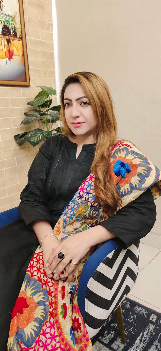 اب اس کا وصل مہنگا چل رہا ہے
تو بس یادوں پہ خرچہ چل رہا ہے

محبت دو قدم پر تھک گئی تھی
مگر یہ ہجر کتنا چل رہا ہے

بہت ہی دھیرے دھیرے چل رہے ہو
تمہارے ذہن میں کیا چل رہا ہے

بس اک ہی دوست ہے دنیا میں اپنا
مگر اس سے بھی جھگڑا چل رہا ہے

دلوں کو توڑنے کا فن ہے تم میں
تمہارا کام کیسا
