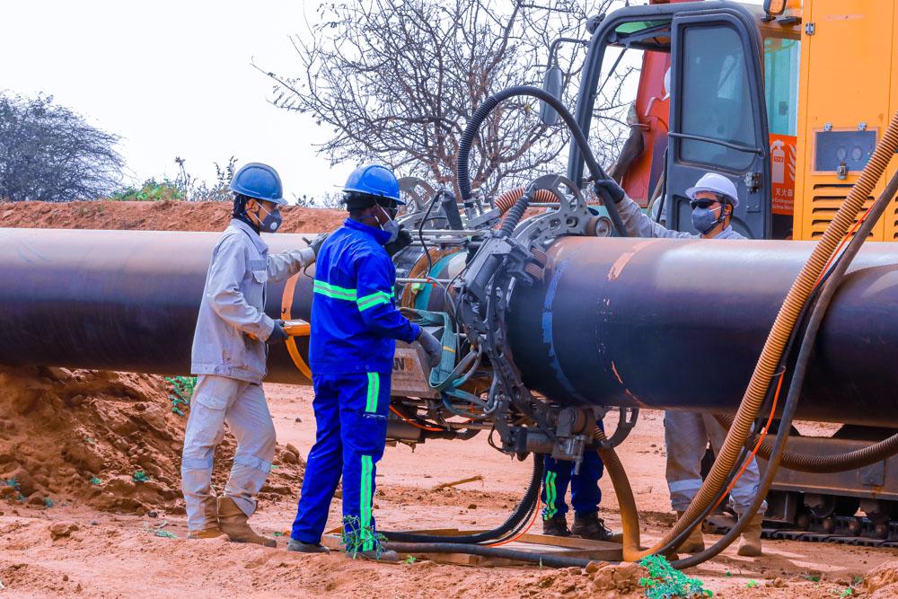 Jumla ya vituo viwili vya kupunguza kasi ya mafuta ghafi yanayotoka Hoima nchini  Uganda hadi Chongoleani- Tanga  vinatarajia kujengwa ili kusaidia upunguzaji wa kasi ya mafuta ghafi yanayosafirishwa sambamba na kulinda miundombinu ya bomba hilo la mafuta.