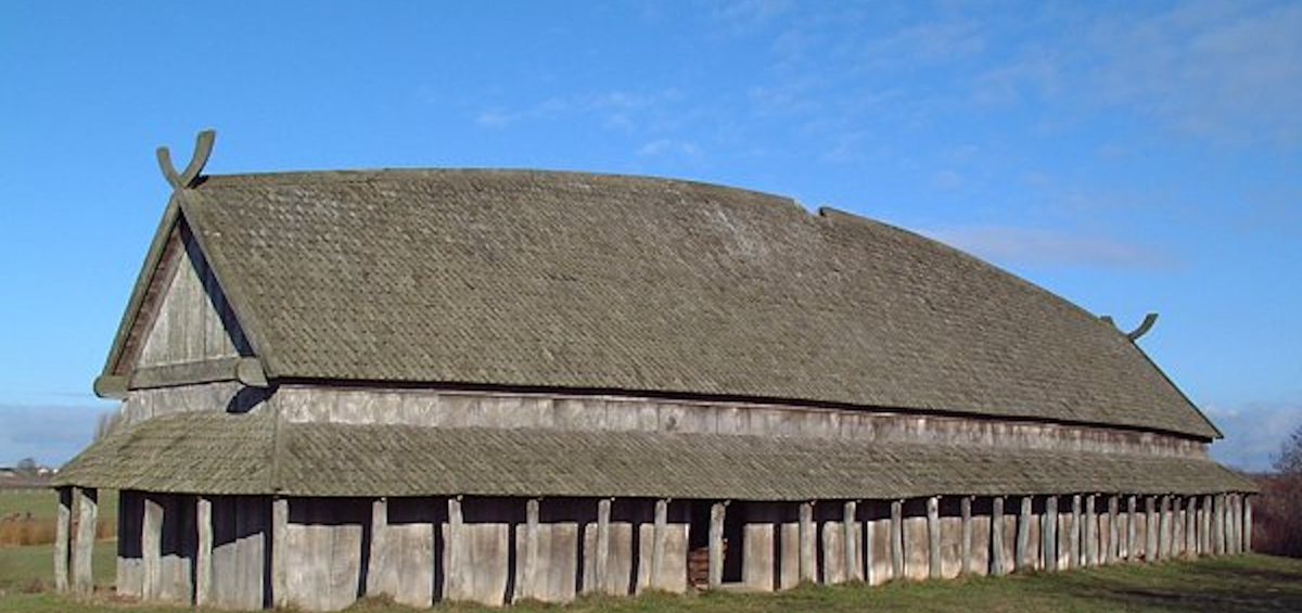 Round tower &gt; Longhouse