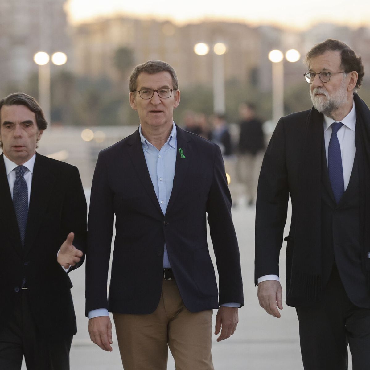 joseasekas's tweet image. El de la izquierda y el de la derecha nos han costado 120.000 millones de euros y dos burbujas inmobiliarias la que peto en 2008 y la que vivimos hoy.
Ahora cogéis y votáis al del medio gilipollas.