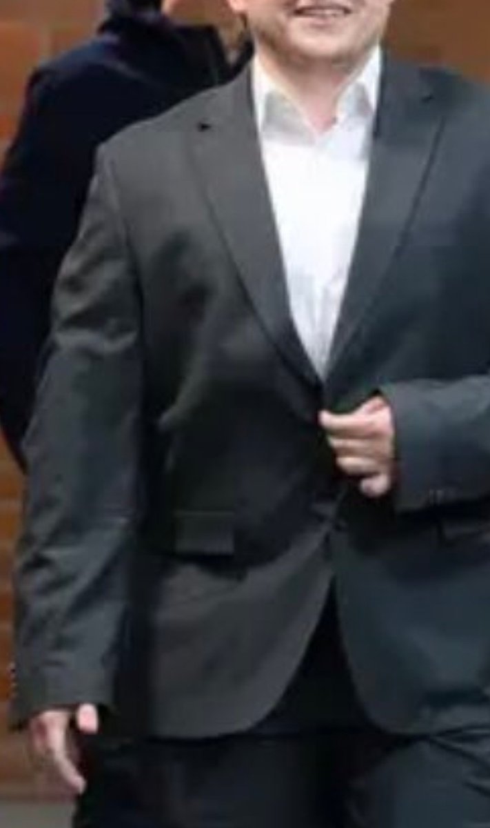 Fischerin5's tweet image. Hätte den Knilch schon verurteilt weil er sich fürs Gericht nicht mal n passendes Sakko zulegt.