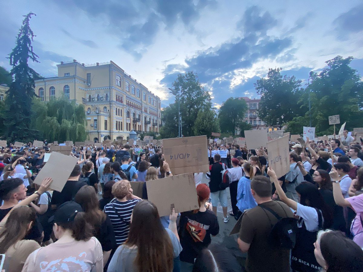 fromTGA's tweet image. Good that @ZelenskyyUa u-turning but he/@AndriyYermak must see *Ukraine's strongest supporters won't stand for authoritarian protection of corruption*. Nor will Ukrainians. Protest photo thanks to @ol_ignatenko. @TimothyDSnyder @anneapplebaum @McFaul @Mylovanov @radeksikorski