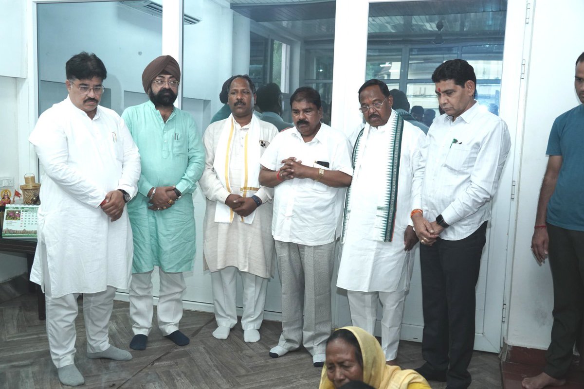 PawanSaiBJP's tweet image. पूर्व सांसद श्री दिनेश कश्यप जी के पुत्र और कैबिनेट मंत्री श्री केदार कश्यप जी के भतीजे श्री निलेश कश्यप का निधन उपरांत आज रायपुर स्थित निवास पहुंचकर उन्हें श्रद्धांजलि अर्पित किया एवं परिजनों से मुलाकात कर संवेदनाएं व्यक्त की।
ईश्वर पुण्यात्मा को अपने श्रीचरणों में स्थान दे।