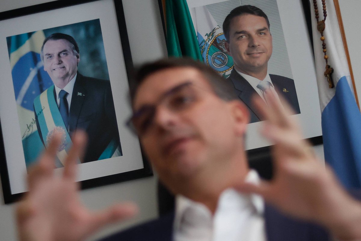 meioindep's tweet image. 🚨ELEIÇÕES 2026: Flávio tem 33% e lidera com margem ampla; Benedita tem 20% e Cláudio Castro, 13% para o senado, diz Gerp
🔎 SENADO RJ | DUAS VAGAS | VÁLIDOS
🔵 Flávio Bolsonaro (PL) 33%
🔴 Benedita da Silva (PT) 20%
🔵 Cláudio Castro (PL) 13%
🟠 Alessandro Molon (PSB) 12%
🟡…